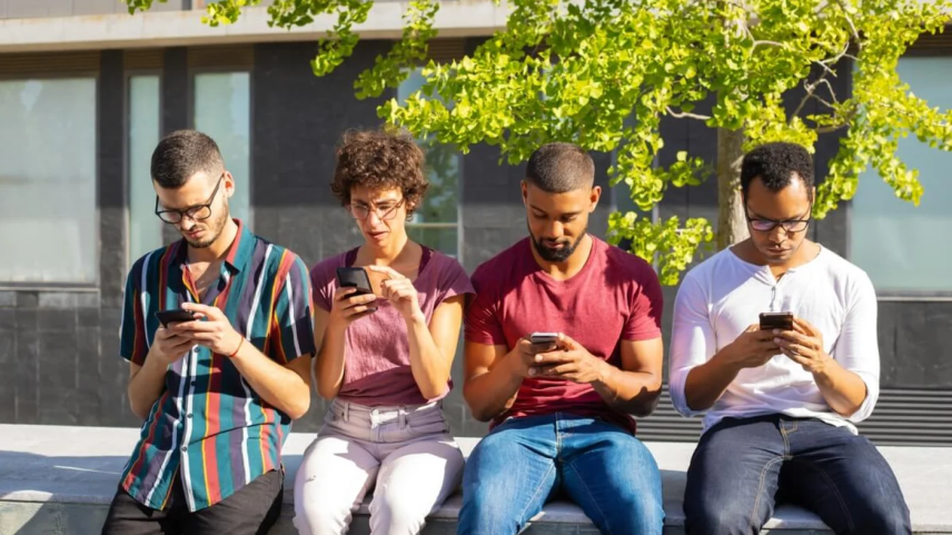 Você sabe o que é pescoço tecnológico, que deverá caracterizar as pessoas daqui a 50 anos?