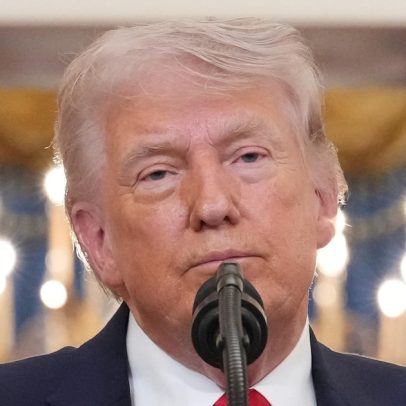 Ação de Trump contra reportagem sobre Epstein é rejeitada; pedia US$ 10 bilhões