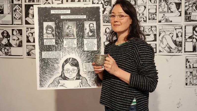 RAÍZES - Tessa Hulls diante de seu trabalho (à dir.) e em sua arte (à esq.): obra reconstitui fuga da avó e da mãe da China comunista no fim dos anos 1940