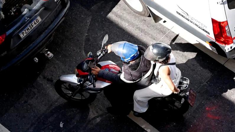 Riscos do transporte por moto persistem com regulamentação, alerta especialista