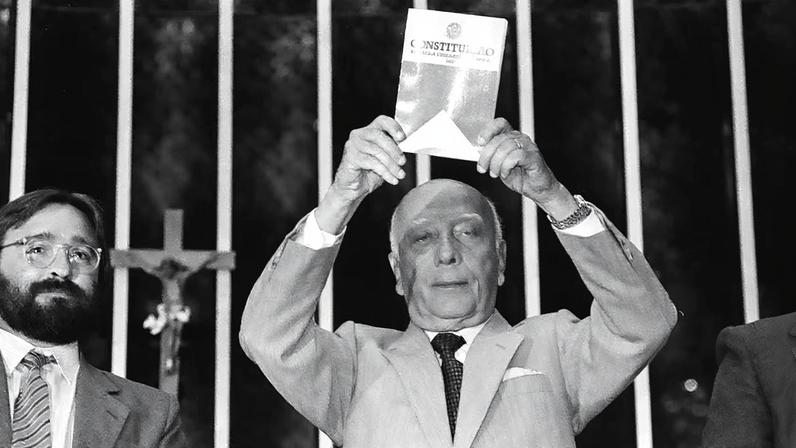Deputado Ulysses Guimarães promulgou a Constituição de 1988