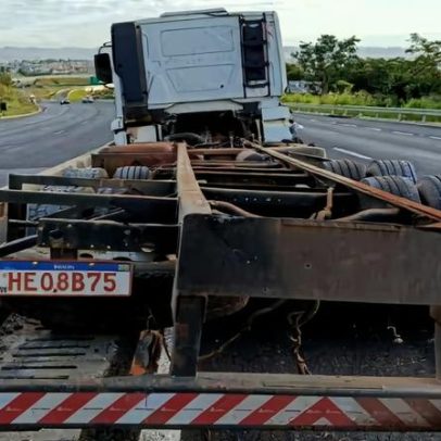 Caminhão-tanque tomba após colisão com veículo dos Correios no Norte de MG