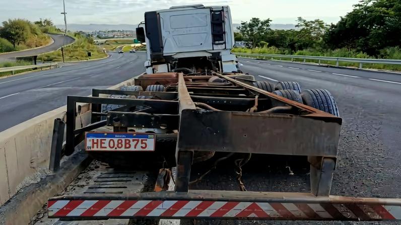 Uma pessoa morreu no local e ficou presa às ferragens, mas ainda não teve a identidade confirmada.