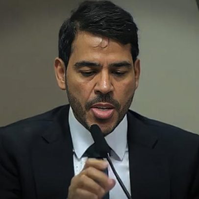 Messias chama atenção ao repetir gesto com a boca na sabatina
