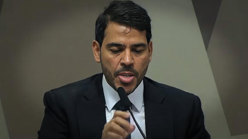 Gesto para umedecer os lábios feito por Messias