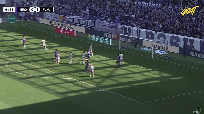 Imagem da partida entre Sanfrecce Hiroshima e Avispa Fukuoka, destaque para a atuação do goleiro Kazuki Fujita.