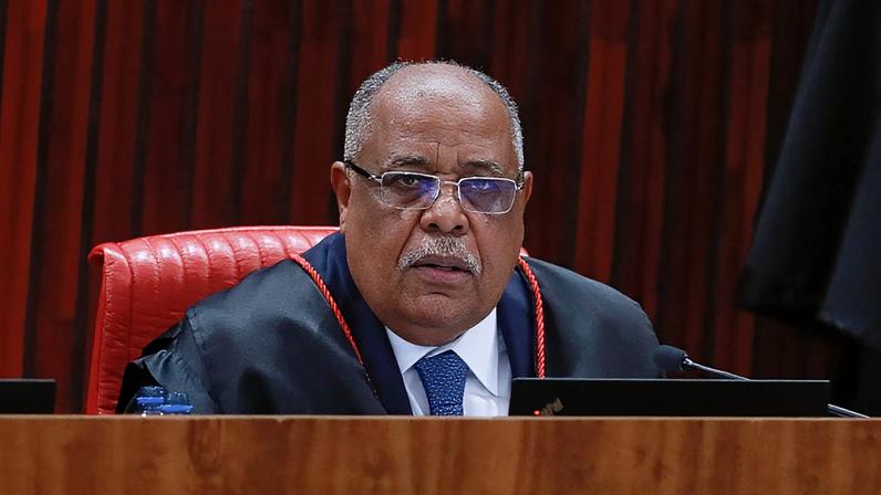 O corregedor-geral da Justiça Eleitoral, ministro Benedito Gonçalves, durante sessão do TSE sobre ação que tornou o ex-presidente Jair Bolsonaro inelegível