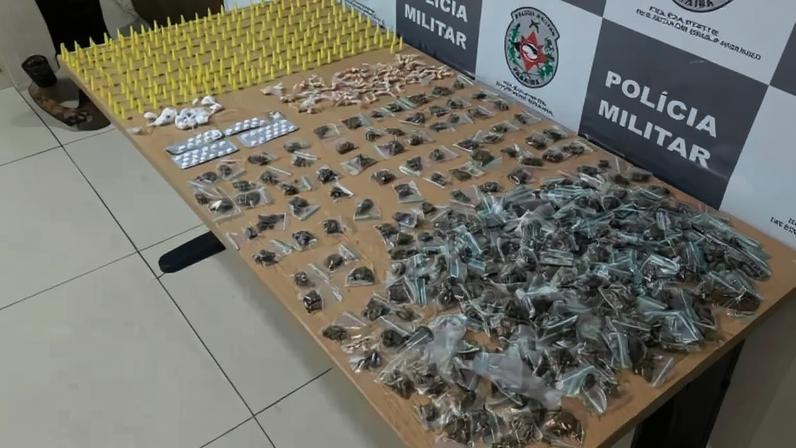 Polícia apreende mais de 700 porções de drogas em Mangabeira