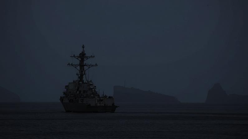 Destróier da Marinha dos EUA participa de operação no estreito de Ormuz