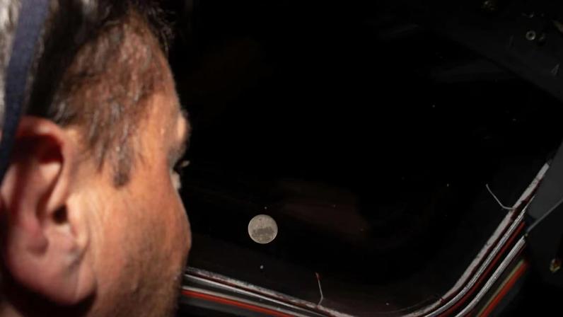 Reid Wiseman observa a Lua pela janela da Orion antes do sobrevoo lunar em 2026 (Imagem: NASA)