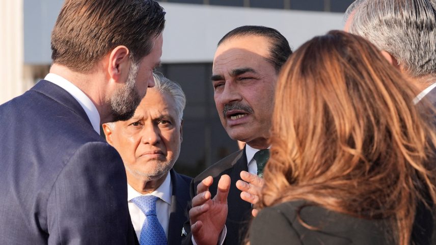 Ishaq Dar (no centro da foto) enfatizou a importância do diálogo e da diplomacia para a paz