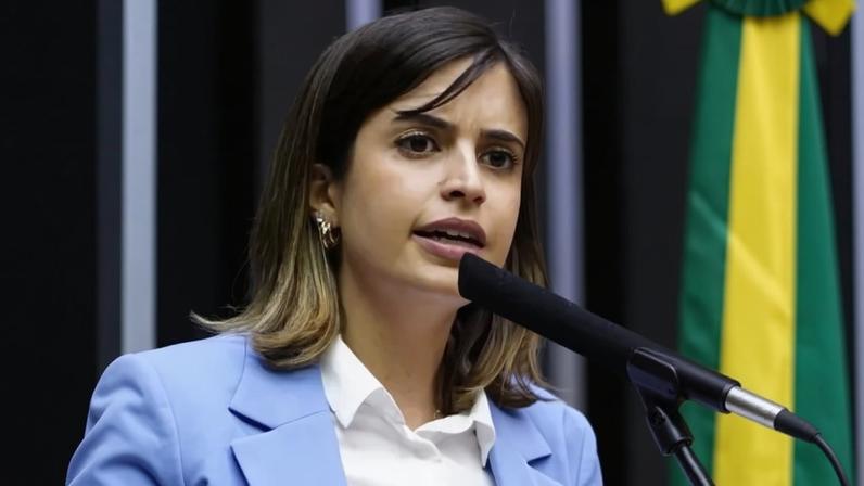 Tabata Amaral (esq.) negou fazer acordo com Eduardo Bolsonaro (dir.) para encerrar processo por difamação; Moraes votou por condenar o ex-deputado a 1 ano de prisão por difamação