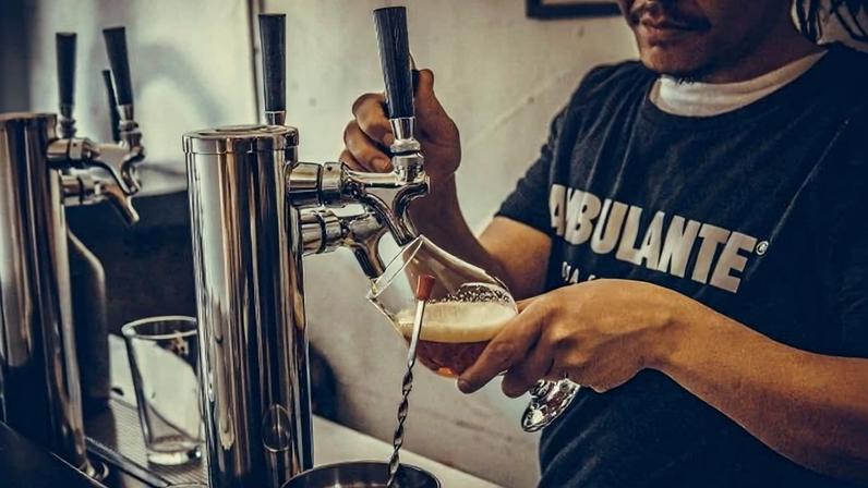 Despite growing consumer demand for independent beer, gaining space in pubs remains restricted. Now, breweries are now selling more beer directly to drinkers to adapt to global brewers’ market domination. But db asks will pubs miss out?