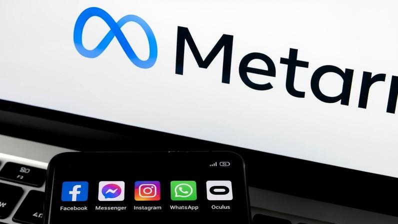 Tela de computador mostra logo da Meta - abaixo tela de celular mostra logos facebook instagram whatsapp