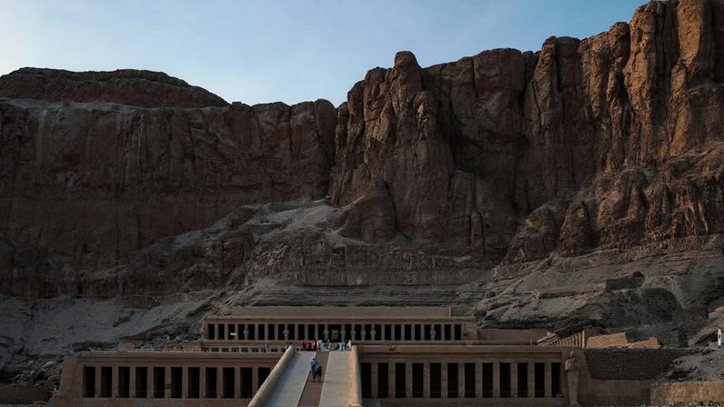 Templo funerário monumental com três terraços esculpidos diretamente na rocha calcária egípcia – Créditos: depositphotos.com / Arsty.