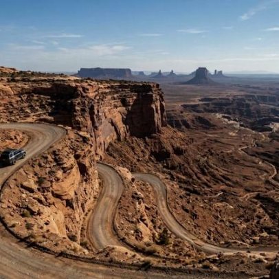 Rodovia de cascalho em Utah sobe 365 metros com curvas no penhasco