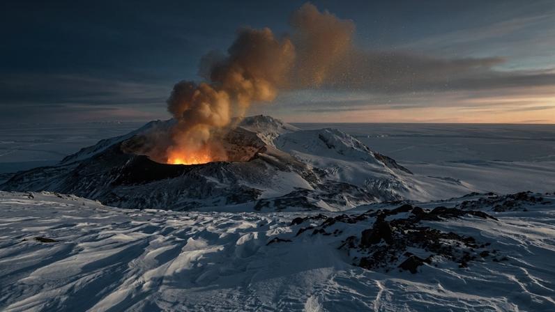 Vulcão antártico expele partículas de ouro puro que flutuam pelo ar gelado polar