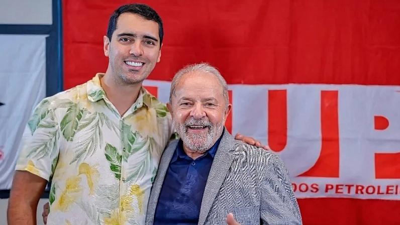 Em São Paulo, Thiago dos Reis (à esq.), do canal no Youtube Plantão Brasil, foi apresentado como pré-candidato a deputado federal pelo partido do presidente Luiz Inácio Lula da Silva (à dir.)