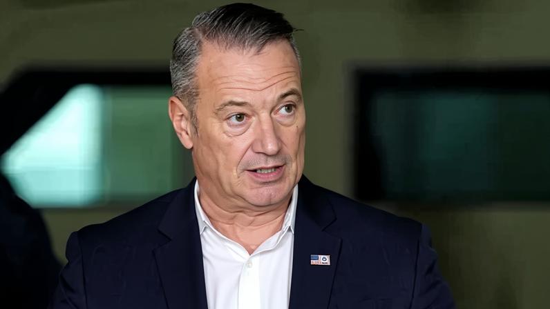 Todd Lyons, chefe interino da agência de imigração dos EUA, ICE, durante entrevista coletiva em Gary, no Estado norte-americano de Indiana - 30/10/2025