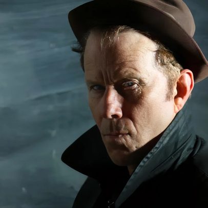 Tom Waits lança primeira música em 15 anos, protesto sombrio