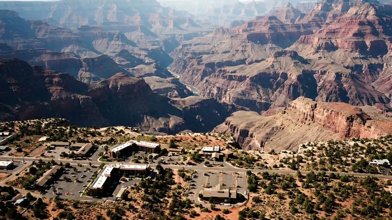 Tusayan oferece o cenário de uma vila turística estratégica, integrando o comércio local à imensidão natural do Arizona