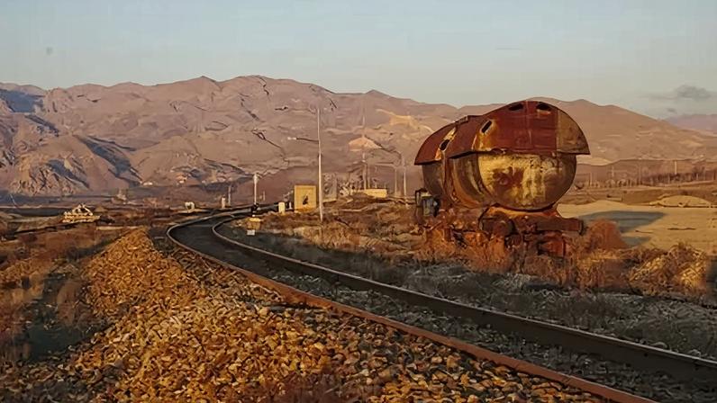 Trilhos de trem em Qazvin, no Irã.