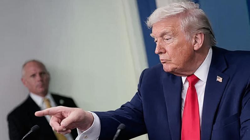 Trump participa de um briefing à mídia para marcar o primeiro ano de seu segundo mandato