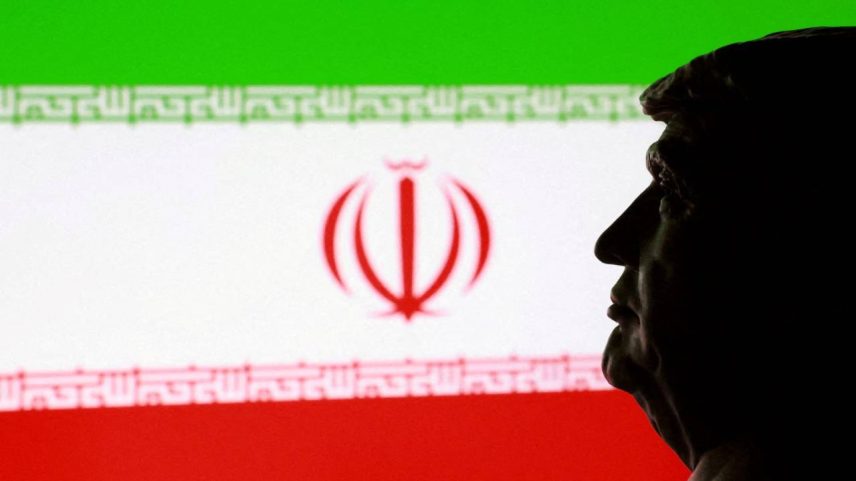 Miniatura impressa em 3D do presidente dos EUA, Donald Trump, com a bandeira iraniana ao fundo - 09/01/2026 (Ilustração: REUTERS/Dado Ruvic)