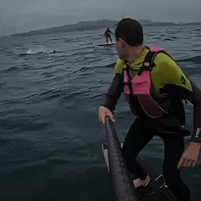 Tubarão persegue surfista por mais de 3 km na Califórnia, vídeo mostra