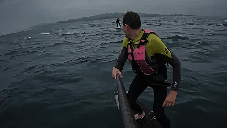 Surfistas são perseguidos por tubarão
