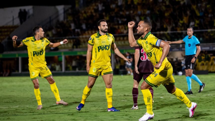 O capitão João Victor comemora o primeiro gol do Mirassol na Libertadores