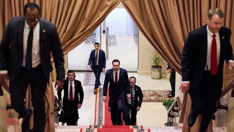O vice-presidente JD Vance durante as negociações de paz com o Irã em Islamabad, no início deste mês