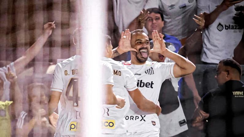 Santos vence o Atlético-MG na Vila Belmiro e respira no Brasileirão