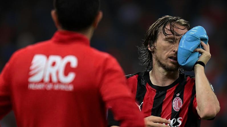 Luka Modric sofreu duas fraturas no rosto em jogo do Milan contra a Juventus.