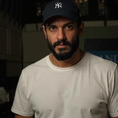 Raphael Vianna relembra carreira de modelo e brinca sobre o cabelo voltar