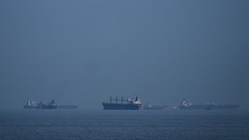 Petroleiros e navios de carga alinhados no Estreito de Ormuz, vistos de Khor Fakkan, Emirados Árabes Unidos em 11 de março deste ano.
