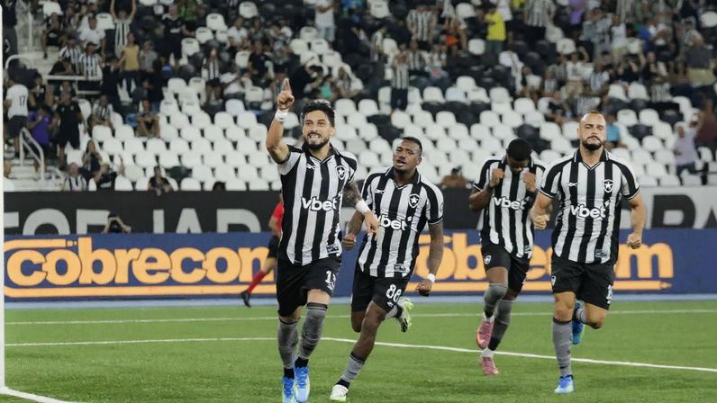 Alex Telles, do Botafogo, comemora o seu gol na partida entre Botafogo e Mirassol