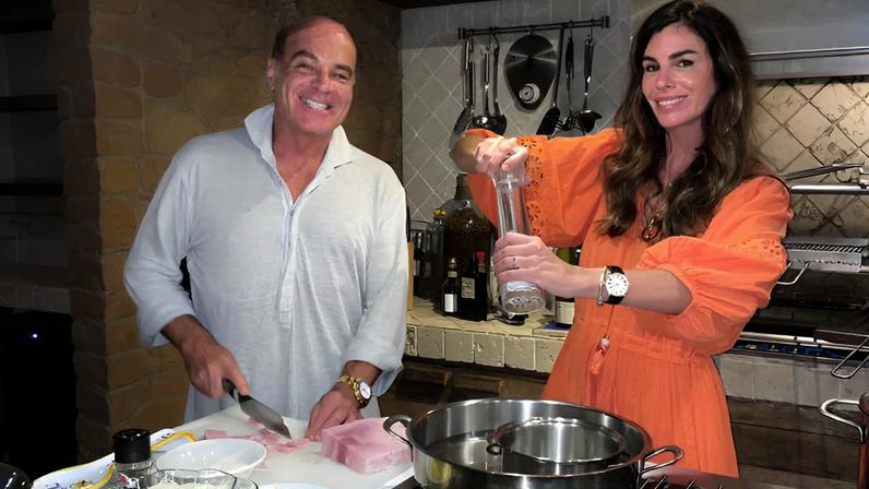 O empresário e apresentador Marcelo de Carvalho ao lado de sua esposa, a empresária e influenciadora Chris Pitanguy, comandam o canal Mangia Bene