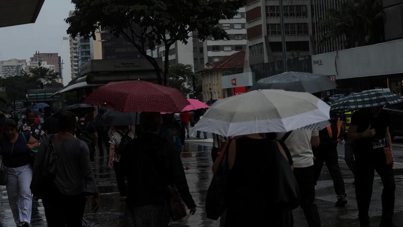 Previsão do tempo indica chuviscos e pancadas isoladas de chuva também na terça-feira (28)