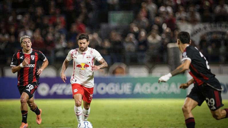 Bragantino fica com um a menos e perde gol nos acréscimos diante do River Plate