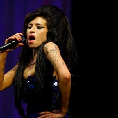 Pai de Amy Winehouse perde ação contra amigas que leiloaram objetos da cantora