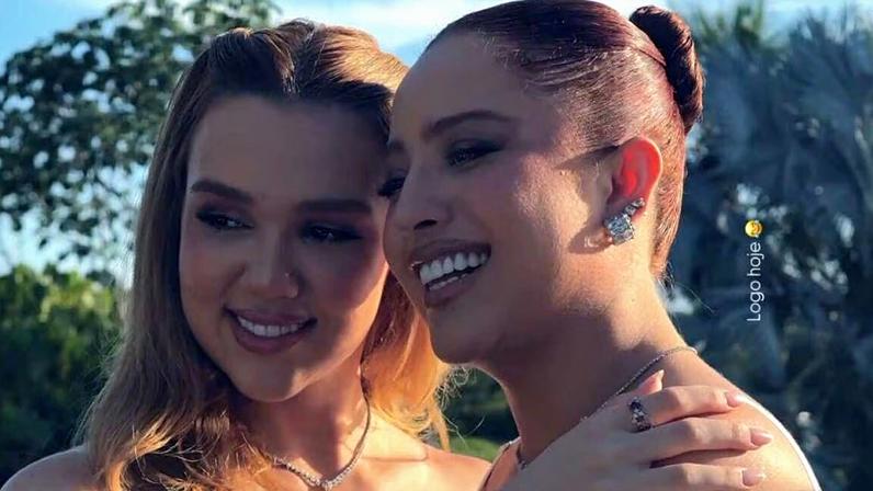 Júlia e Mari Fernandez fazem Chá Revelação