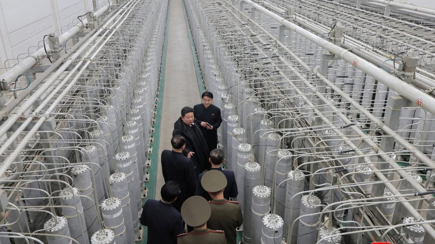 Líder norte-coreano Kim Jong Un visita base de produção de material nuclear