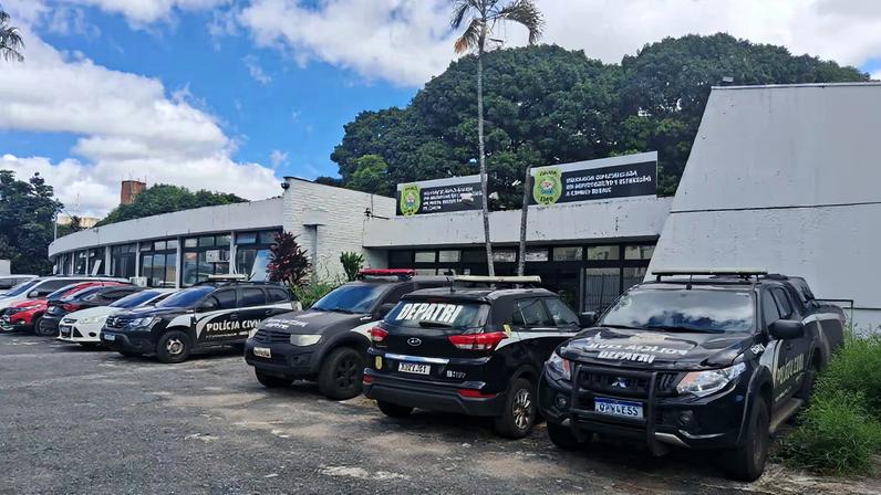 A polícia busca por pistas para localizar os suspeitos e recuperar o material roubado.