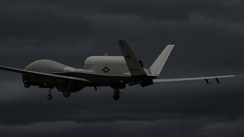 Um MQ-4C Triton da Marinha dos EUA, pertencente ao Esquadrão de Patrulha Não Tripulada (VUP) 19, decola da Estação Aérea do Corpo de Fuzileiros Navais (MCAS) de Iwakuni, Japão, em 5 de outubro de 2022