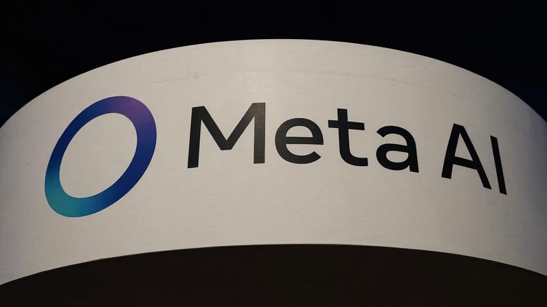 Um logotipo da Meta AI fica do lado de fora da Meta House no dia de abertura da 55ª reunião anual do Fórum Econômico Mundial em Davos