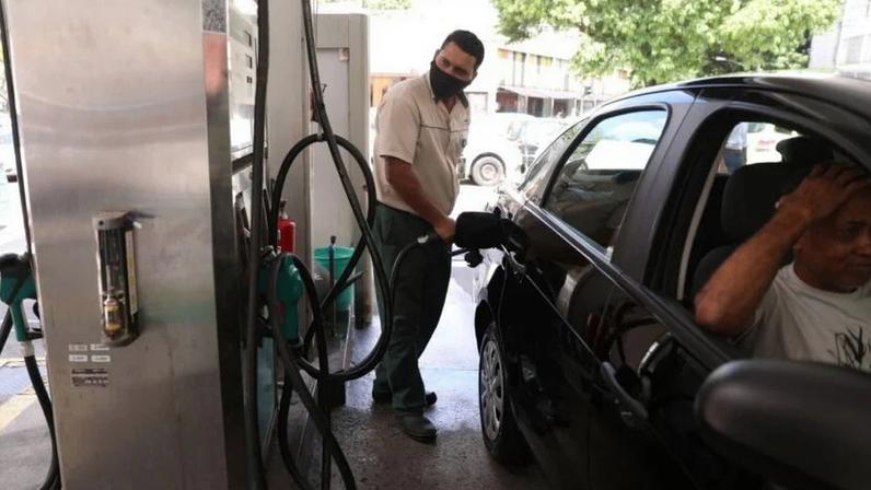 Um trabalhador abastece um carro em um posto no Rio de Janeiro, Brasil