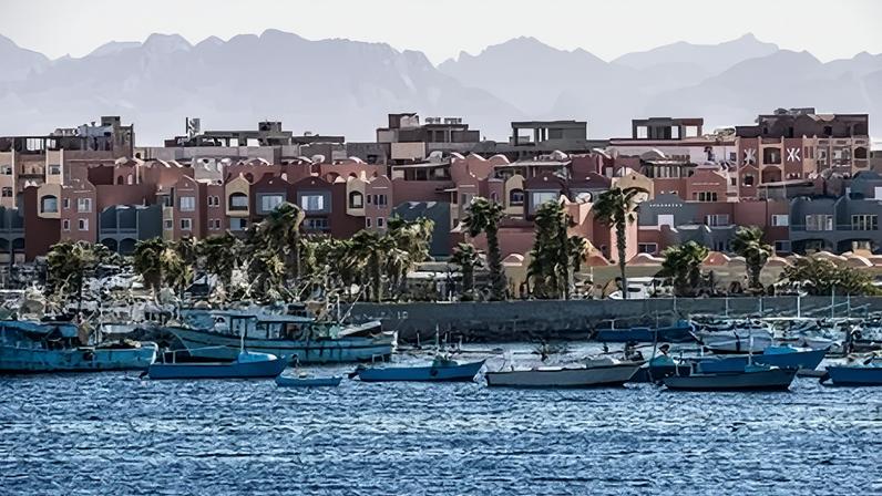 Resort de Hurghada, onde turista alemão morreu após ser mordido por uma cobra durante um espetáculo