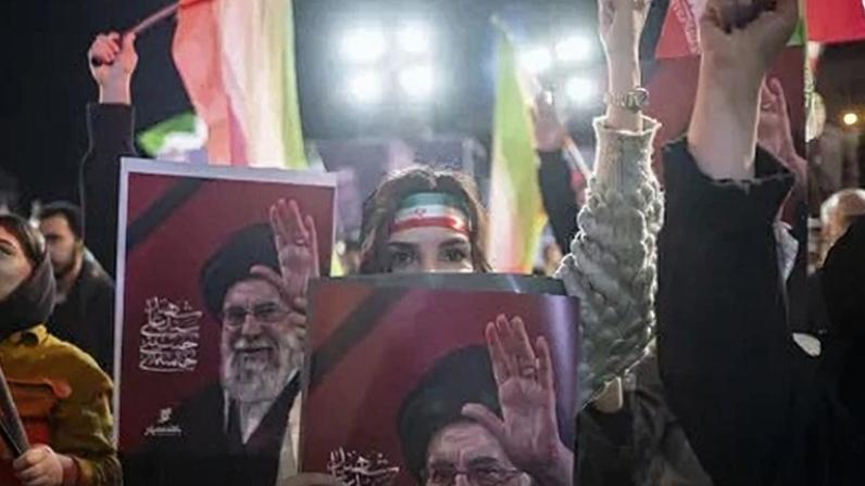 Uma jovem segura um retrato de Ali Khamenei e grita slogans durante o funeral de Majid Khademi, chefe de inteligência da Guarda Revolucionária, em Teerã, em 8 de abril de 2026.