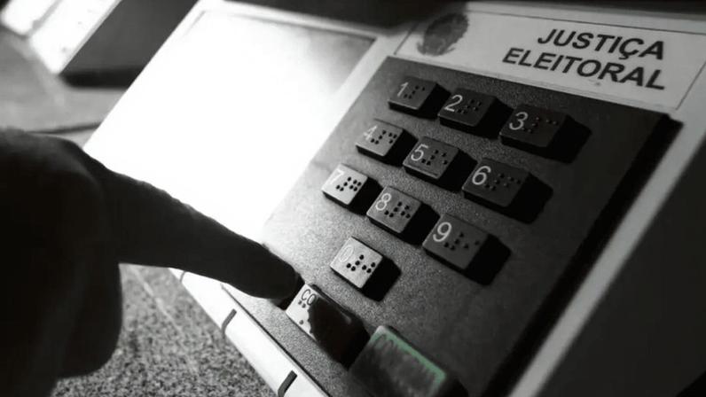 A campanha reforça a necessidade de regularização até a data-limite; na imagem, urna eletrônica